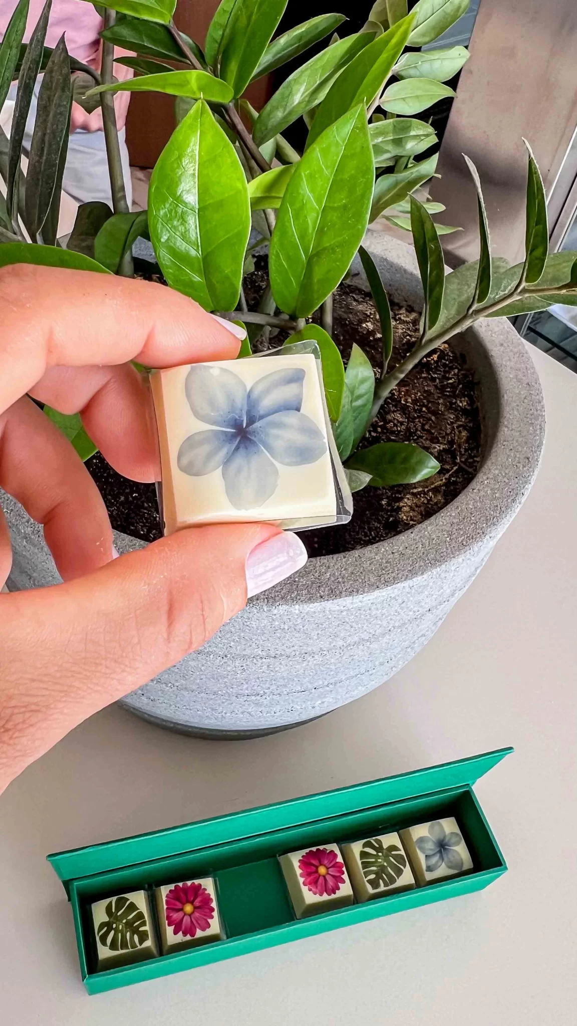 Bombons personalizados em composição artística