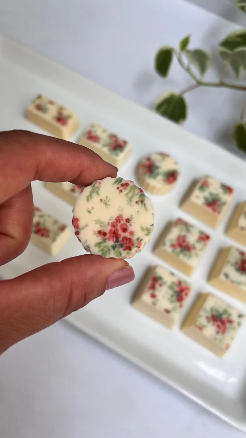 Bombom personalizado com estampa floral vermelha