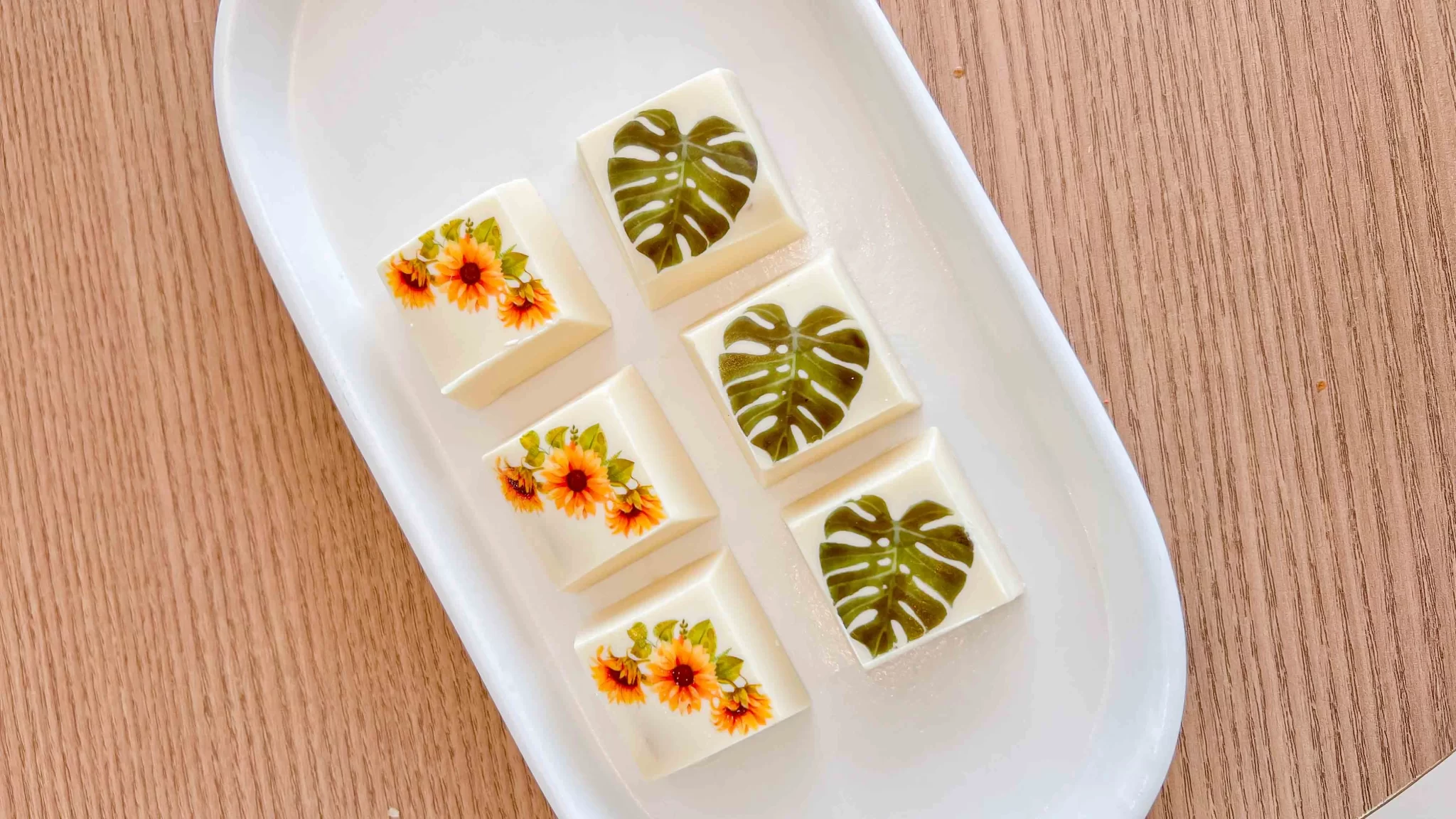 Bombons personalizados em composição editorial